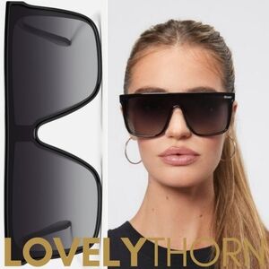 QUAY // ltd ed flat top black frames & arms flush smoke lens shield sunglasses